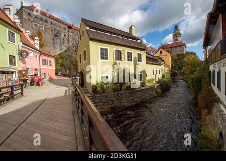 Cesky Krumlov, Repubblica Ceca. 8 ottobre 2020. Una strada deserta nel centro storico di Cesky Krumlov, Repubblica Ceca, 8 ottobre 2020. Credit: Vaclav Pancer/CTK Photo/Alamy Live News Foto Stock