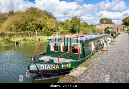 Narrowboat ormeggiato sulla riva del ramo Bruce del Kennett e Avon Canal a Great Bedwyn, un villaggio nel Wiltshire orientale, Inghilterra meridionale Foto Stock