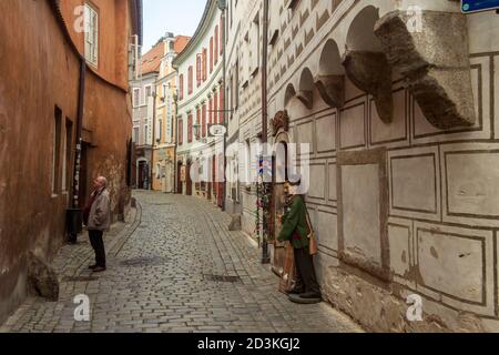 Cesky Krumlov, Repubblica Ceca. 8 ottobre 2020. Una strada deserta nel centro storico di Cesky Krumlov, Repubblica Ceca, 8 ottobre 2020. Credit: Vaclav Pancer/CTK Photo/Alamy Live News Foto Stock