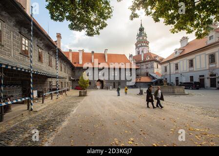 Cesky Krumlov, Repubblica Ceca. 8 ottobre 2020. Un deserta il secondo cortile del Castello di Cesky Krumlov, Repubblica Ceca, 8 ottobre 2020. Credit: Vaclav Pancer/CTK Photo/Alamy Live News Foto Stock