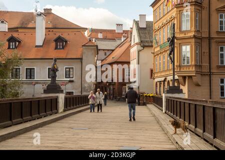 Cesky Krumlov, Repubblica Ceca. 8 ottobre 2020. Una strada deserta nel centro storico di Cesky Krumlov, Repubblica Ceca, 8 ottobre 2020. Credit: Vaclav Pancer/CTK Photo/Alamy Live News Foto Stock