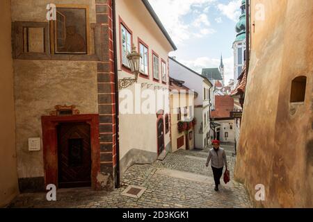 Cesky Krumlov, Repubblica Ceca. 8 ottobre 2020. Una strada deserta nel centro storico di Cesky Krumlov, Repubblica Ceca, 8 ottobre 2020. Credit: Vaclav Pancer/CTK Photo/Alamy Live News Foto Stock