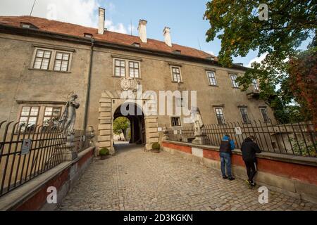 Cesky Krumlov, Repubblica Ceca. 8 ottobre 2020. Un deserto il primo cortile del Castello di Cesky Krumlov, Repubblica Ceca, 8 ottobre 2020. Credit: Vaclav Pancer/CTK Photo/Alamy Live News Foto Stock