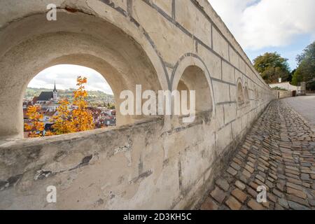 Cesky Krumlov, Repubblica Ceca. 8 ottobre 2020. Una vista deserta del quinto cortile del Castello di Cesky Krumlov, Repubblica Ceca, 8 ottobre 2020. Credit: Vaclav Pancer/CTK Photo/Alamy Live News Foto Stock