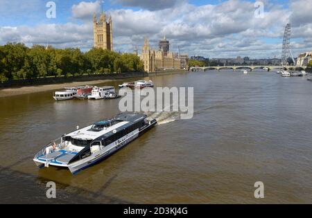 Londra, Inghilterra, Regno Unito. Uber Boat - da Thames Clipper, passando per il Parlamento. Jupiter Clipper, rinominato agosto 2020 Foto Stock