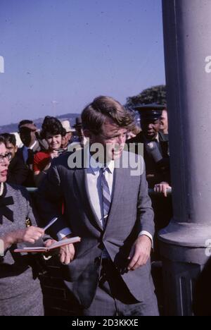 Un cercatore di autografi guarda a Robert F. Kennedy all'aeroporto Jan Smuts, Johannesburg Sud Africa, giugno 1966 Foto Stock