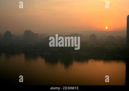 Vista durante il sole che si alza la mattina presto frizzante sopra la città del Cairo e il fiume Nilo. Foto Stock