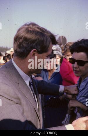 Robert F. Kennedy lavora alla folla all'aeroporto Jan Smuts in Sud Africa, giugno 1966 Foto Stock