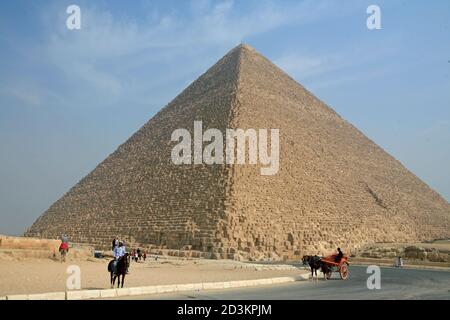 Vista della piramide di Cheops a Giza vicino al Cairo Foto Stock