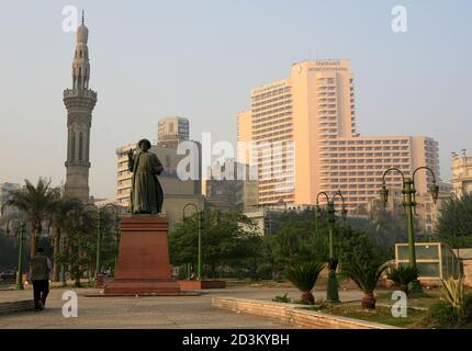 La statua e la moschea di Omar Makram, o la moschea di al-Obeit in Piazza Tahrir nel centro del Cairo. Foto Stock