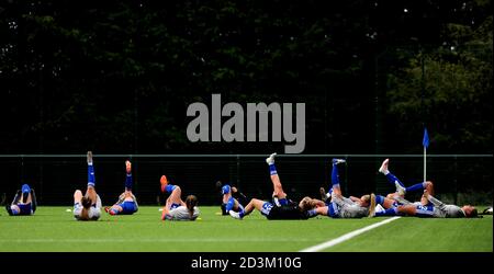 I giocatori di Leicester City si riscaldano prima della partita finale del quarto della fa Cup femminile di Vitality al Farley Way Stadium di Loughborough. Foto Stock