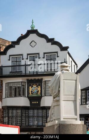 Devon Tourism, vista posteriore della statua di Richard Hooker situato di fronte alla Casa del caffè di moll's nella storica Cattedrale vicino a Exeter, Devon UK Foto Stock