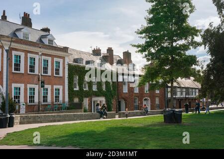 Exeter Cathedral Close, view in estate of people relaxing in Cathedral Close in the centre of Exeter, Devon, South West England, UK Foto Stock