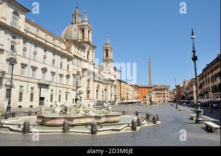 Italia, Roma, Piazza Navona, fontana del Moro e chiesa di Sant'Agnese in Agone Foto Stock