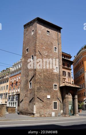 Italia, Roma, largo di Torre Argentina, Torre medievale Papitto Foto Stock