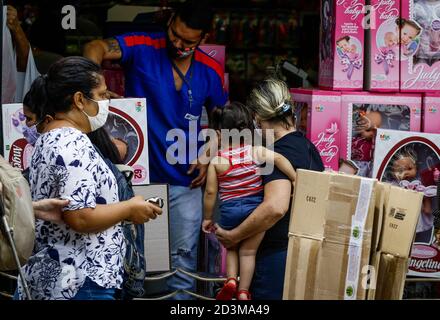 Osasco, Brasile. 8 ottobre 2020. 19), il movimento per la Giornata dei Bambini è intenso, con folle e persone senza maschere o che fanno un uso indebito delle attrezzature, ignorando le norme sanitarie di base richieste DALL'OMS (Organizzazione Mondiale della Sanità). Nella foto, Rua Antonio Agú nella città di Osasco, nel Grande São San Paolo, questo Giovedi mattina (08) Credit: Aloisio Mauricio/FotoArena/Alamy Live News Foto Stock