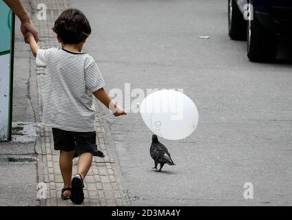 Osasco, Brasile. 8 ottobre 2020. 19), il movimento per la Giornata dei Bambini è intenso, con folle e persone senza maschere o che fanno un uso indebito delle attrezzature, ignorando le norme sanitarie di base richieste DALL'OMS (Organizzazione Mondiale della Sanità). Nella foto, Rua Antonio Agú nella città di Osasco, nel Grande São San Paolo, questo Giovedi mattina (08) Credit: Aloisio Mauricio/FotoArena/Alamy Live News Foto Stock