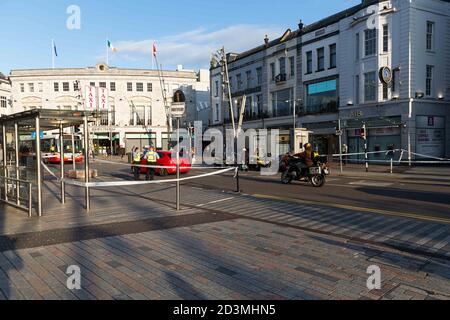 Cork, Irlanda, 8 ottobre 2020. Sospetto pugnalata in strada trafficata, Cork City. Intorno alle 4:30 questo pomeriggio un sospetto pugnalato si è verificato fuori della ex Savoia su St Patrick's Street. I testimoni hanno detto che l'incidente si è verificato come una lotta era scoppiata attraverso la strada a AIB banca tra due uomini. L'assalitore ha tentato di fuggire ma la vittima lo ha inseguito per strada, poi hanno cominciato a combattere nel rango taxi come un uomo ha tentato di entrare in un taxi. La lotta poi si è rovesciata sulla porta dell'ex Teatro Savoia dove un uomo ha pugnalato l'altro, pozze di sangue sono visibili sulla scena. C Foto Stock