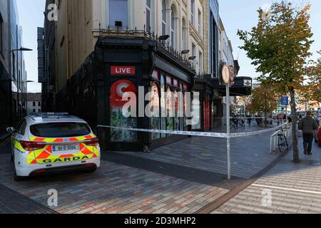 Cork, Irlanda, 8 ottobre 2020. Sospetto pugnalata in strada trafficata, Cork City. Intorno alle 4:30 questo pomeriggio un sospetto pugnalato si è verificato fuori della ex Savoia su St Patrick's Street. I testimoni hanno detto che l'incidente si è verificato come una lotta era scoppiata attraverso la strada a AIB banca tra due uomini. L'assalitore ha tentato di fuggire ma la vittima lo ha inseguito per strada, poi hanno cominciato a combattere nel rango taxi come un uomo ha tentato di entrare in un taxi. La lotta poi si è rovesciata sulla porta dell'ex Teatro Savoia dove un uomo ha pugnalato l'altro, pozze di sangue sono visibili sulla scena. C Foto Stock