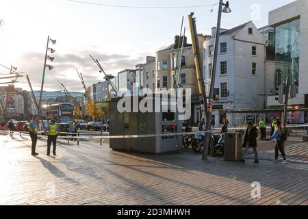 Cork, Irlanda, 8 ottobre 2020. Sospetto pugnalata in strada trafficata, Cork City. Intorno alle 4:30 questo pomeriggio un sospetto pugnalato si è verificato fuori della ex Savoia su St Patrick's Street. I testimoni hanno detto che l'incidente si è verificato come una lotta era scoppiata attraverso la strada a AIB banca tra due uomini. L'assalitore ha tentato di fuggire ma la vittima lo ha inseguito per strada, poi hanno cominciato a combattere nel rango taxi come un uomo ha tentato di entrare in un taxi. La lotta poi si è rovesciata sulla porta dell'ex Teatro Savoia dove un uomo ha pugnalato l'altro, pozze di sangue sono visibili sulla scena. C Foto Stock