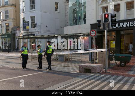 Cork, Irlanda, 8 ottobre 2020. Sospetto pugnalata in strada trafficata, Cork City. Intorno alle 4:30 questo pomeriggio un sospetto pugnalato si è verificato fuori della ex Savoia su St Patrick's Street. I testimoni hanno detto che l'incidente si è verificato come una lotta era scoppiata attraverso la strada a AIB banca tra due uomini. L'assalitore ha tentato di fuggire ma la vittima lo ha inseguito per strada, poi hanno cominciato a combattere nel rango taxi come un uomo ha tentato di entrare in un taxi. La lotta poi si è rovesciata sulla porta dell'ex Teatro Savoia dove un uomo ha pugnalato l'altro, pozze di sangue sono visibili sulla scena. C Foto Stock