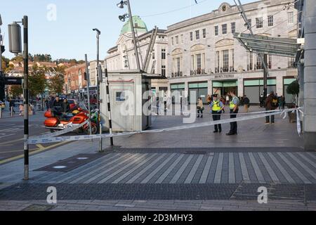 Cork, Irlanda, 8 ottobre 2020. Sospetto pugnalata in strada trafficata, Cork City. Intorno alle 4:30 questo pomeriggio un sospetto pugnalato si è verificato fuori della ex Savoia su St Patrick's Street. I testimoni hanno detto che l'incidente si è verificato come una lotta era scoppiata attraverso la strada a AIB banca tra due uomini. L'assalitore ha tentato di fuggire ma la vittima lo ha inseguito per strada, poi hanno cominciato a combattere nel rango taxi come un uomo ha tentato di entrare in un taxi. La lotta poi si è rovesciata sulla porta dell'ex Teatro Savoia dove un uomo ha pugnalato l'altro, pozze di sangue sono visibili sulla scena. C Foto Stock