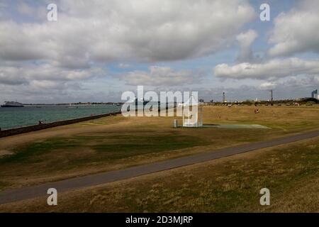 Southsea, la tribuna con sullo sfondo la nuova portaerei Queen Elizabeth Foto Stock