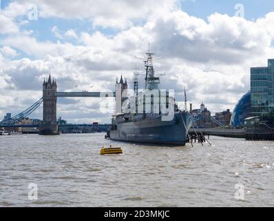 HMS Belfast, attraccato a Queens Walk, sull'argine del Tamigi di Londra. Ora un museo e una popolare attrazione per i visitatori. Nave da guerra Royal Navy. Foto Stock