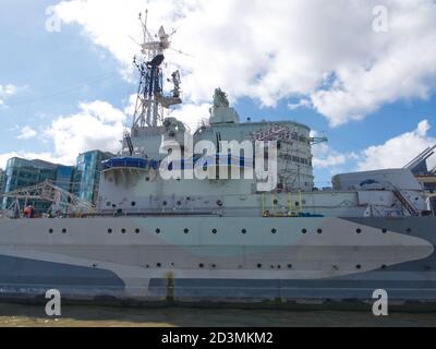 HMS Belfast, attraccato a Queens Walk, sull'argine del Tamigi di Londra. Ora un museo e una popolare attrazione per i visitatori. Nave da guerra Royal Navy. Foto Stock