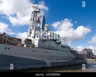 HMS Belfast, attraccato a Queens Walk, sull'argine del Tamigi di Londra. Ora un museo e una popolare attrazione per i visitatori. Nave da guerra Royal Navy. Foto Stock