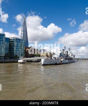 HMS Belfast, attraccato a Queens Walk, sull'argine del Tamigi di Londra. Ora un museo e una popolare attrazione per i visitatori. Nave da guerra Royal Navy. Foto Stock