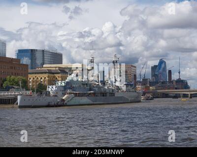 HMS Belfast, attraccato a Queens Walk, sull'argine del Tamigi di Londra. Ora un museo e una popolare attrazione per i visitatori. Nave da guerra Royal Navy. Foto Stock