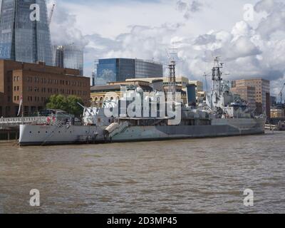 HMS Belfast, attraccato a Queens Walk, sull'argine del Tamigi di Londra. Ora un museo e una popolare attrazione per i visitatori. Nave da guerra Royal Navy. Foto Stock