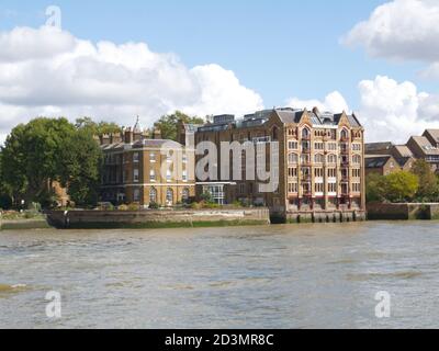 Originariamente i 70 moli lungo il Tamigi, ad est del London Bridge, erano il porto di Londra. Un fiume di lavoro occupato con immagazzinaggio osservante. Foto Stock