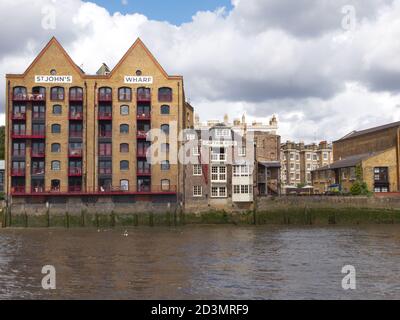 Originariamente i 70 moli lungo il Tamigi, ad est del London Bridge, erano il porto di Londra. Un fiume di lavoro occupato con immagazzinaggio osservante. Foto Stock