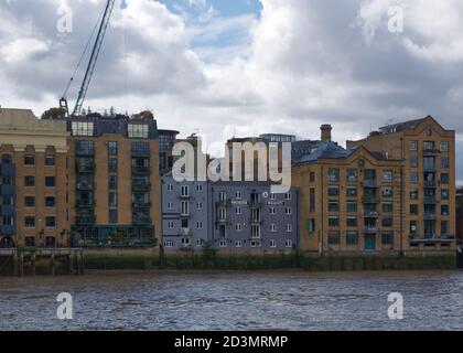 Originariamente i 70 moli lungo il Tamigi, ad est del London Bridge, erano il porto di Londra. Un fiume di lavoro occupato con immagazzinaggio osservante. Foto Stock