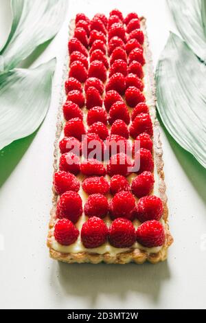 Lamponi a forma rettangolare crostata con una crosta italiana e crema pasticcera ,vista superiore, sfondo bianco Foto Stock
