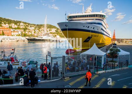 NIZZA, FRANCIA-MAGGIO,29,2019: corsica traghetto barca è letto per fare acquisti dal porto di Nizza alla corsica Foto Stock