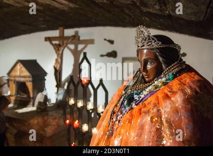 San Sarah è il santo patrono del popolo zingaro. Il centro della sua venerazione è questo villaggio, luogo di pellegrinaggio per loro nella Camargue Foto Stock