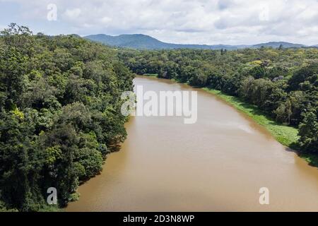 Il serbatoio del Barron River dietro la diga idroelettrica sopra le Cascate Barron, visto da una funivia Skyrail che si dirige verso la stazione di Kuranda. Foto Stock