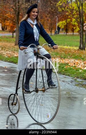 Moto da corsa donna in bicicletta Penny Farthing Foto Stock