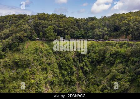 Kuranda, Australia - 19 Marzo 2020: Il treno panoramico Kuranda che passa attraverso la foresta pluviale, è una delle attrazioni turistiche della zona di Cairns. Foto Stock