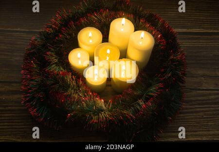 Primo piano di candele nere che bruciano sull'altare delle streghe. Sfondo  esoterico, gotico e occulto, concetto mistico di Halloween Foto stock -  Alamy