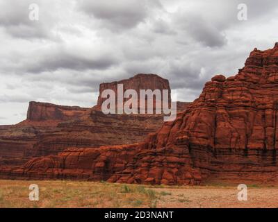 Nuvole tempeste che si radunano intorno alle scogliere e un buttes nella formazione di Moenkopi sotto le Canyonlands a Moab, Stati Uniti Foto Stock