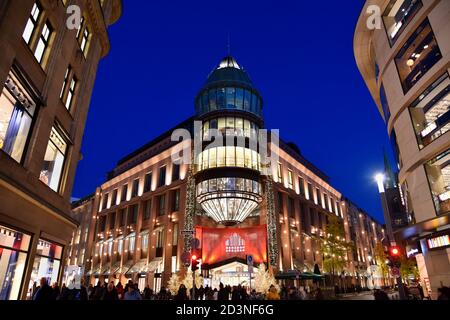 Facciata moderna del centro commerciale 'Schadow-Arkaden' nel centro di Düsseldorf con illuminazione natalizia. Foto Stock