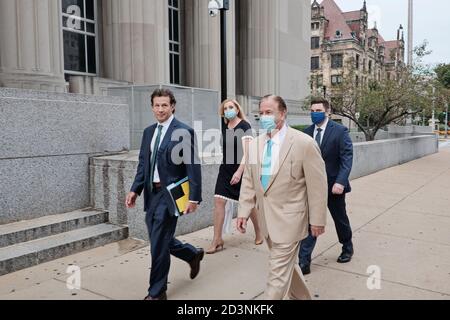 Mark e Patricia McCloskey arrivano al tribunale nel centro di St. Louis, Missouri, con il loro avvocato Joel Schwartz per fare la loro prima apparizione in tribunale dopo essere stato accusato il mese scorso con armi di ramificazione ai dimostranti durante una protesta Black Lives Matter al di fuori del loro palazzo nel mese di giugno. Le audizioni sono state rinviate al 6 ottobre, quando i loro casi saranno ascoltati da una grande giuria di St.Louis. Foto Stock