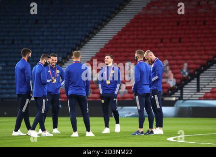 Andrew Robertson, scozzese, condivide una battuta con i compagni di squadra davanti a stand vuoti durante la partita semifinale Play-off UEFA Euro 2020 a Hampden Park, Glasgow. Foto Stock