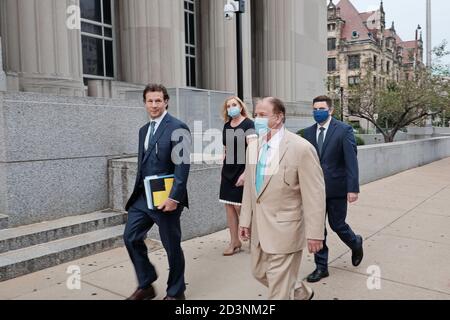 Mark e Patricia McCloskey arrivano al tribunale nel centro di St. Louis, Missouri, con il loro avvocato Joel Schwartz per fare la loro prima apparizione in tribunale dopo essere stato accusato il mese scorso con armi di ramificazione ai dimostranti durante una protesta Black Lives Matter al di fuori del loro palazzo nel mese di giugno. Le audizioni sono state rinviate al 6 ottobre, quando i loro casi saranno ascoltati da una grande giuria di St.Louis. Foto Stock