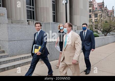 Mark e Patricia McCloskey arrivano al tribunale nel centro di St. Louis, Missouri, con il loro avvocato Joel Schwartz per fare la loro prima apparizione in tribunale dopo essere stato accusato il mese scorso con armi di ramificazione ai dimostranti durante una protesta Black Lives Matter al di fuori del loro palazzo nel mese di giugno. Le audizioni sono state rinviate al 6 ottobre, quando i loro casi saranno ascoltati da una grande giuria di St.Louis. Foto Stock