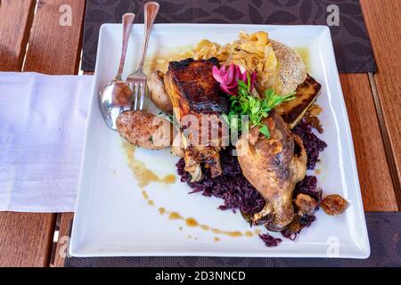 Piatto di carne con costolette e cavolo martini Saint Martin. Foto Stock